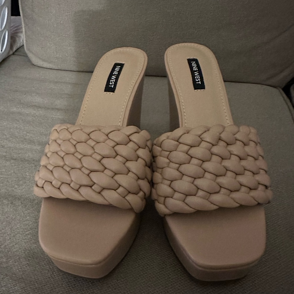 US 8.5 Nine West Wedge